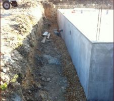 Mise en place du drain périphérique de devant la maison...reste la finition (encore qlqs cm de gravier par dessus ceux deja en place)