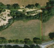 Terrain avec implantation (cadre rouge)   pr&eacute;vision d'option sur le terrain agricole en face (cadre jaune).