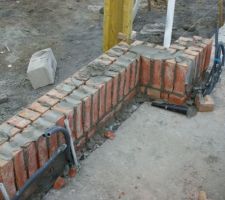 Premi&egrave;res briques de la fa&ccedil;ade