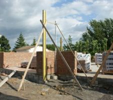 Mur à moitié monté entre le garage et notre entrée