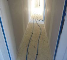 Le couloir avec les tuyaux qui vont jusqu'à la chambre