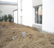 Terrassement, raccordement de la maison en eau usée et mise en place d'un puisard avant raccordement au réseau d'eau pluviale.