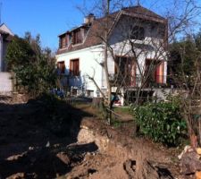 La clôture a été enlevée, le maçon creuse jusqu'en limite de propriété des deux côtés du terrain.