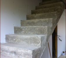 Placage de la descente d'escalier et petit aper&ccedil;u du bas