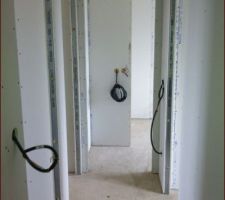 Vue du couloir de l'&eacute;tage
&agrave; gauche et en face les chambres et &agrave; droite la sdb