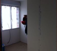 Photo de la sdb avec au premier plan le mur de la douche &agrave; l'italienne