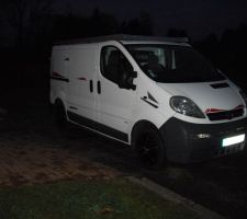 Et voilà la camionnette de chantier. Premier outil de travail acquis ;-)
Un peu décoré par les soins de mon père, mdr !