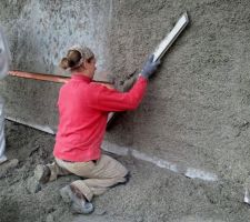 Lissage du béton de chanvre qui vient d'être projeté