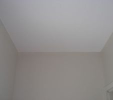 On a du mal à voir la différence entre le blanc du plafond et la couleur calcaire des murs....