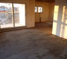 Ragréage du rez de chaussée: vue sur la salle à manger et la cuisine (au fond)