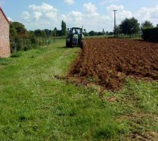 Preparation du bterrain en vue de resemer du gazon avant implantation de la maison