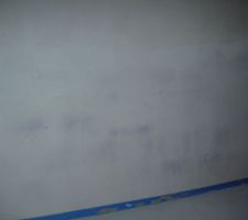 Tâches bleuâtres dans chambre RDC