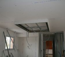 Au plafond, coffrage pour l'ilot, au fond, coffrage pour les meubles de cuisine (2 meubles colonnes et 3 étagères)