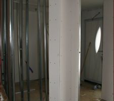 Au milieu, pas encore coffrée : niche du frigo, à droite, des petites niches de rangement