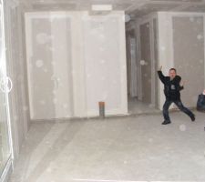 Le salon vu du placard mural, avec l'emplacement pour le poele a bois