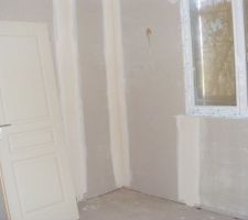 La chambre de notre fille Loane 6 ans qui recevra un placard coulissant de 2.4m dont les portes seront du tableau blanc ( c'est une artiste en herbe toujours des crayons a la main elle va se faire plaisir)