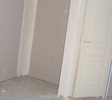 Le placard mural dans la chambre de la ptite derniere