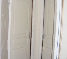 Le bout du couloir en pointe j'adore ce petit detail a droite la chambre de la petite derniere et a droite la chambre parentale