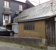 Vue de l?arrière de la maison
avec le garage et le hangar en premier plan