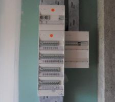 31/01 - l'électricien finalize l'installation le tableau électrique et le coffret de communication