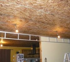 Premi&egrave;re fixation du faux plafond dans le prolongement du mur