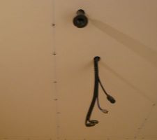 Voila le support et les connections du projecteur pass&eacute;es proprement :)