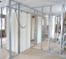 Vue du fond de la maison : chambre 1, 2 et 3, salle de bain, WC, bureau, dégagement...