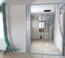 En enfilade : partie de cellier en premier plan puis bureau, WC, salle de bain et chambre 1.