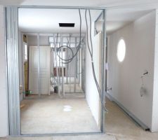 En enfilade : bureau, WC, salle de bain, chambre 1  et le dégagement à droite avec le hublot.