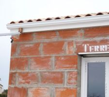 Gouttières en aluminium prélaqué de 0.30 m de développé posées sur crochets.