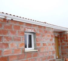 Gouttières en aluminium prélaqué de 0.30 m de développé posées sur crochets.