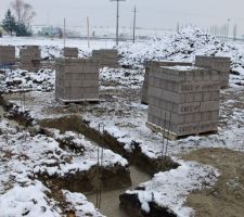 Semelles coulées juste avant le grand froid ! A quand la reprise du chantier ??