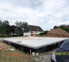 La maçonnerie est terminée,et la mini pelle est rangé dans le futur garage pour une semaine de vacances