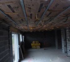Isolation du plafond avec laine de verre en 200.Un plus qui ne serrait pas anodin sur la chaleur et pas perdu!!!!vue que l'étage serra fait plus tard,et on aura une hauteur plafond 2,42M environ.Au lieu de dérouler la laine sur le planché.