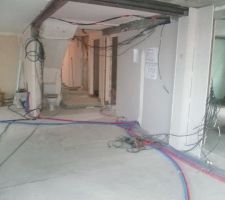 En fond , l'escalier et le nouveau toilette sur la droite