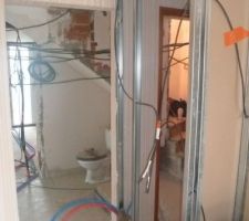 Création des toilettes du rdc. avec en fond l'ancien wc du garage.