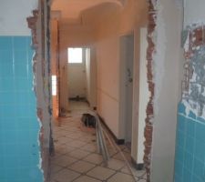 Futur toilette au fond du couloire, en premier plan futur sdb de la suite parentale . le mur va être fermé . une ouverture est créée coté chambre