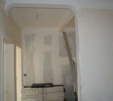 Raccord de plâtre et cloison créée a l'emplacement de la porte de l'ancienne sdb