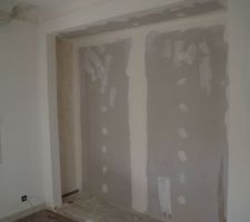 Placard créé dans la chambre 4 . après démolition de la cloison en brique surface gagnée dans l'ancienne cuisine qui est devenue la grande sdb de l?étage.