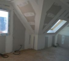 La mezzanine : au premier plan un coin salon et au second un coin bureau.