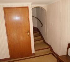 Bas de l'escalier