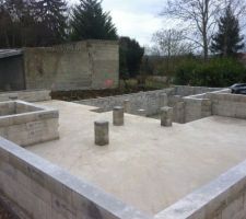 Dalle b&eacute;ton sup&eacute;rieure et vide sanitaire, nous aper&ccedil;evons &eacute;galement les plots b&eacute;tons.