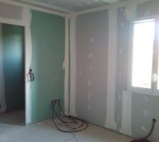 Chambre parent avec vue sur salle d'eau