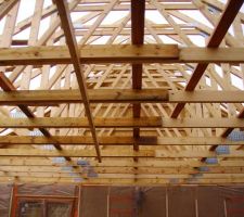 Pose de la charpente par un couvreur.