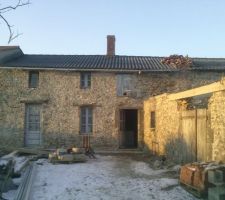 La facade prend une autre allure ,piquage de l'enduit terminé..