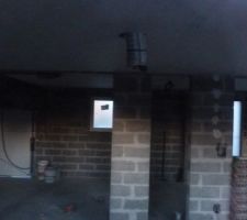 Plafond fini.On voit la sortie de  l'emplacement où il y aura la hotte Novy encastrée dans le plafond au dessus de l'îlot