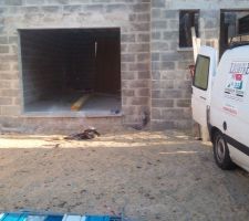 Un petit feu pour r&eacute;chauffer les ma&ccedil;ons, venus coffrer l'escalier par -10&deg;C...