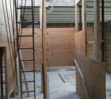 D&eacute;but du coffrage : s&eacute;paration des vol&eacute;es avec un contre plaqu&eacute; de 10 mm, dessin au sol des marches...