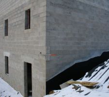 Des reperes à la peinture orange afin de completer l'enduit hydrofuge.