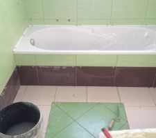 Alors les carreaux au sol ont été modifiés car pas commandés aux mêmes dimensions grr mais ça va
normalement ça devait faire un carré sans le losange intérieur.
et merci au carreleur qui a carrelé mon mur à gauche (non prévu IGC) !!!!